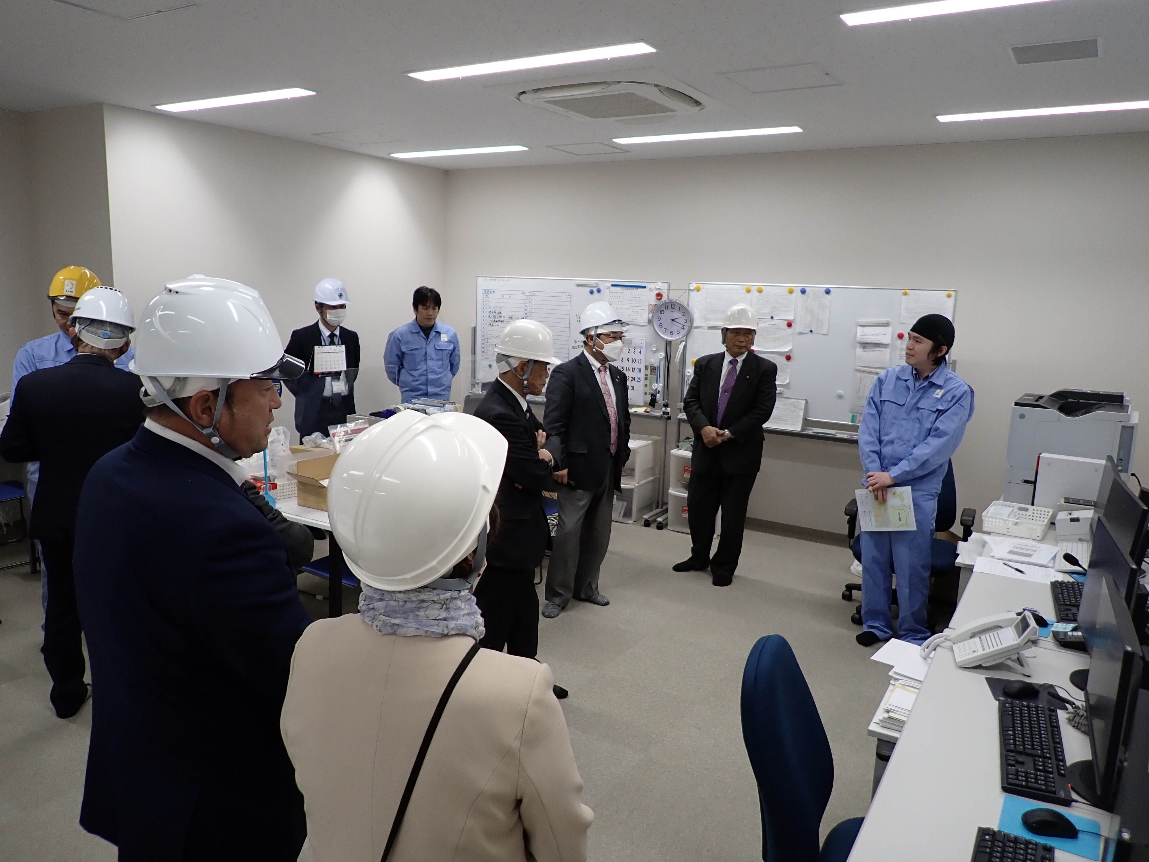 施設内見学の様子