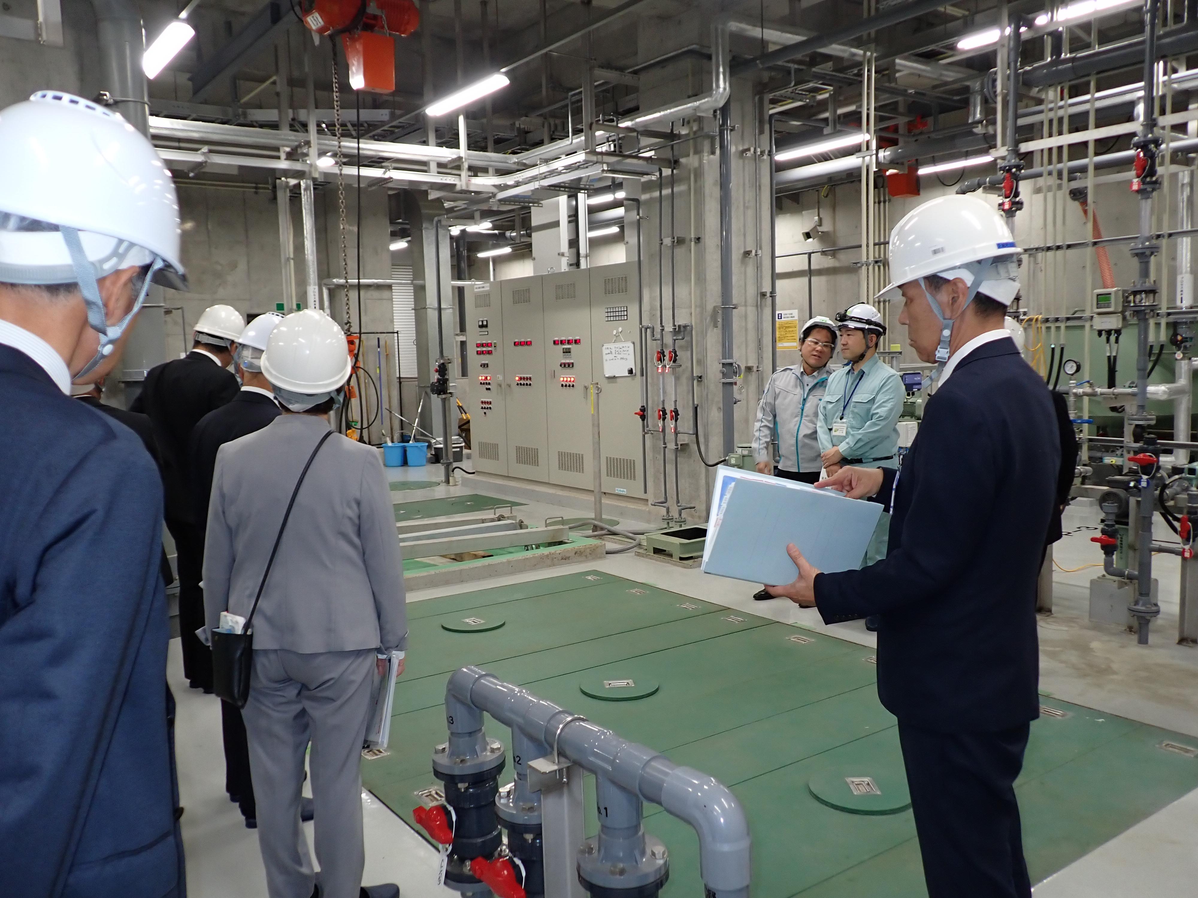 施設内見学の様子 施設内見学の様子