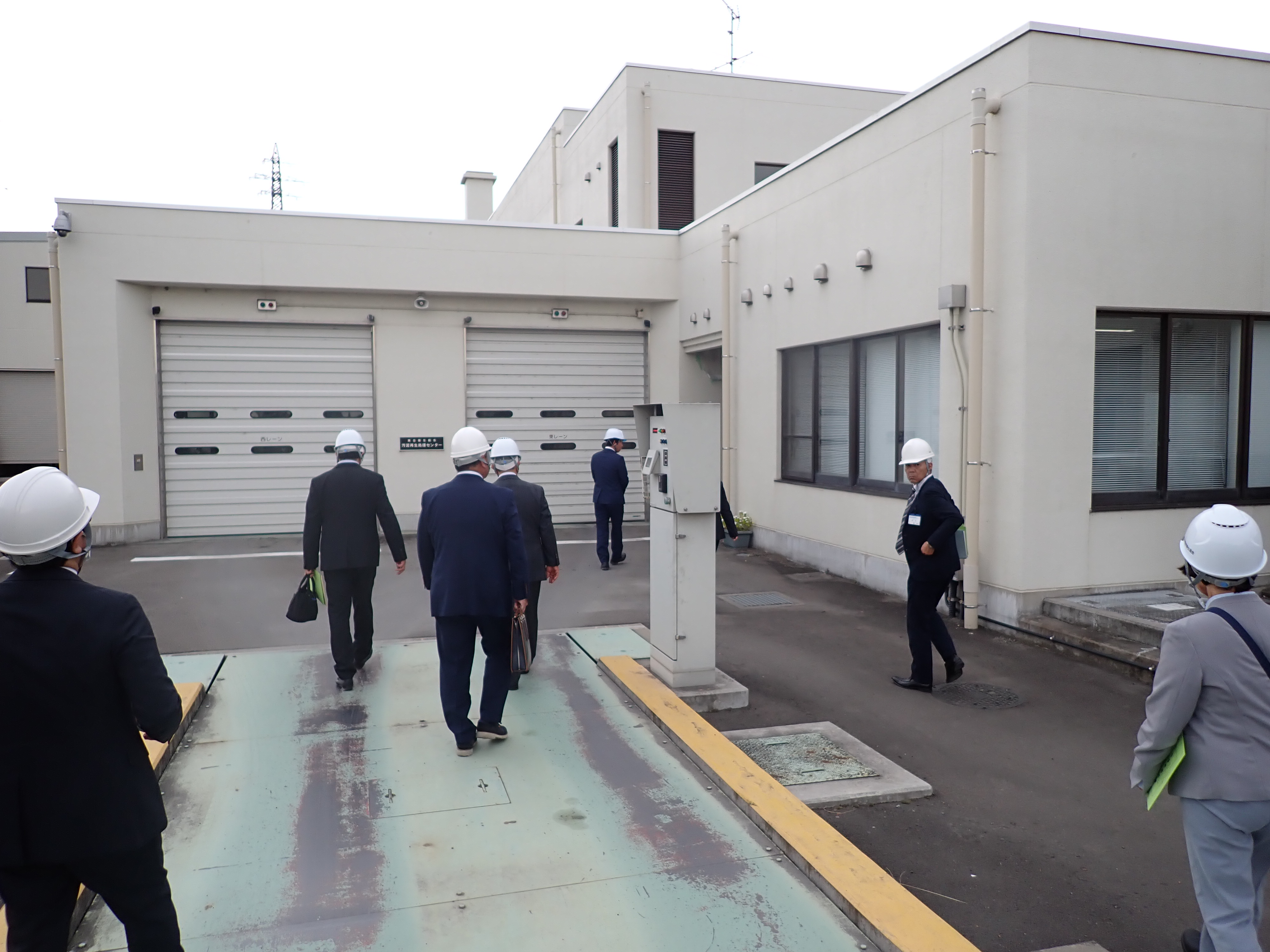施設内見学の様子 施設内見学の様子