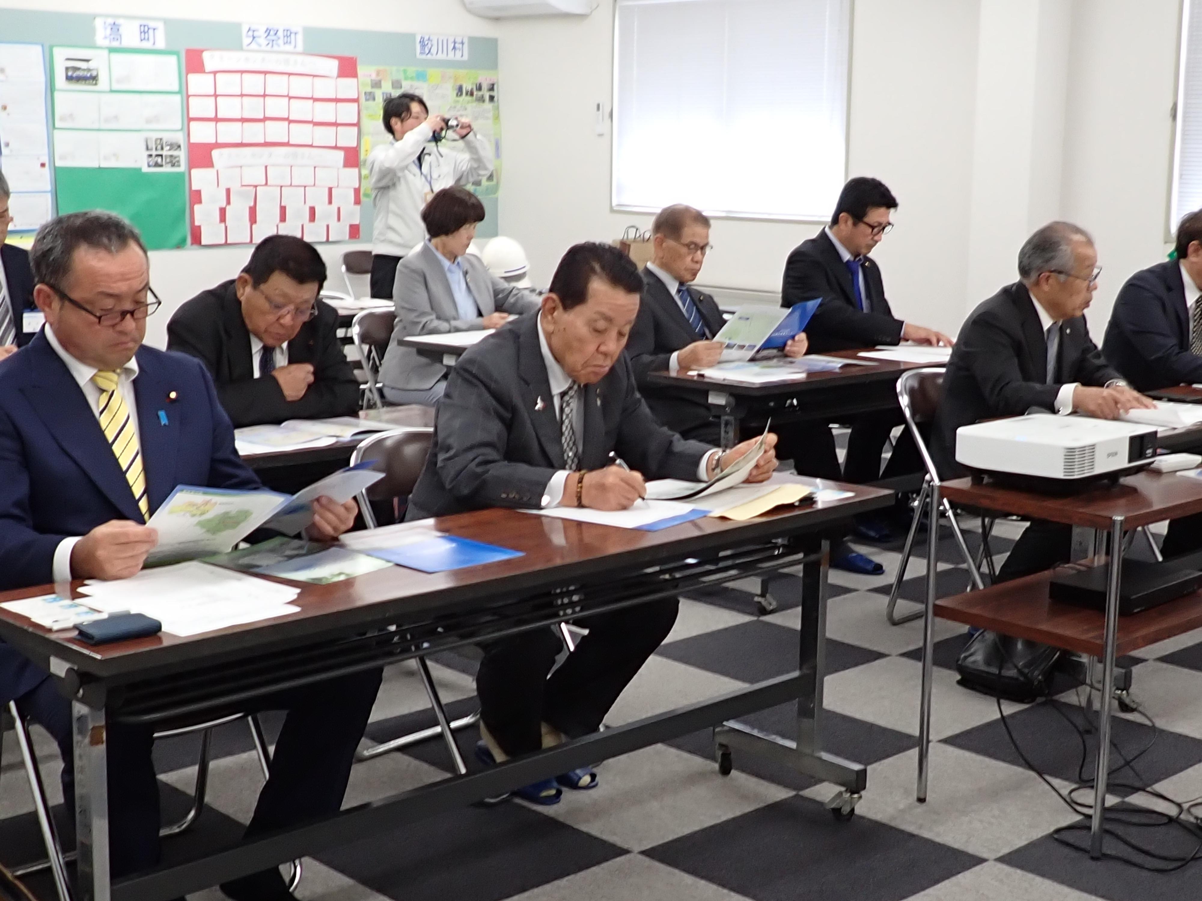 施設概要説明の様子 施設概要説明の様子