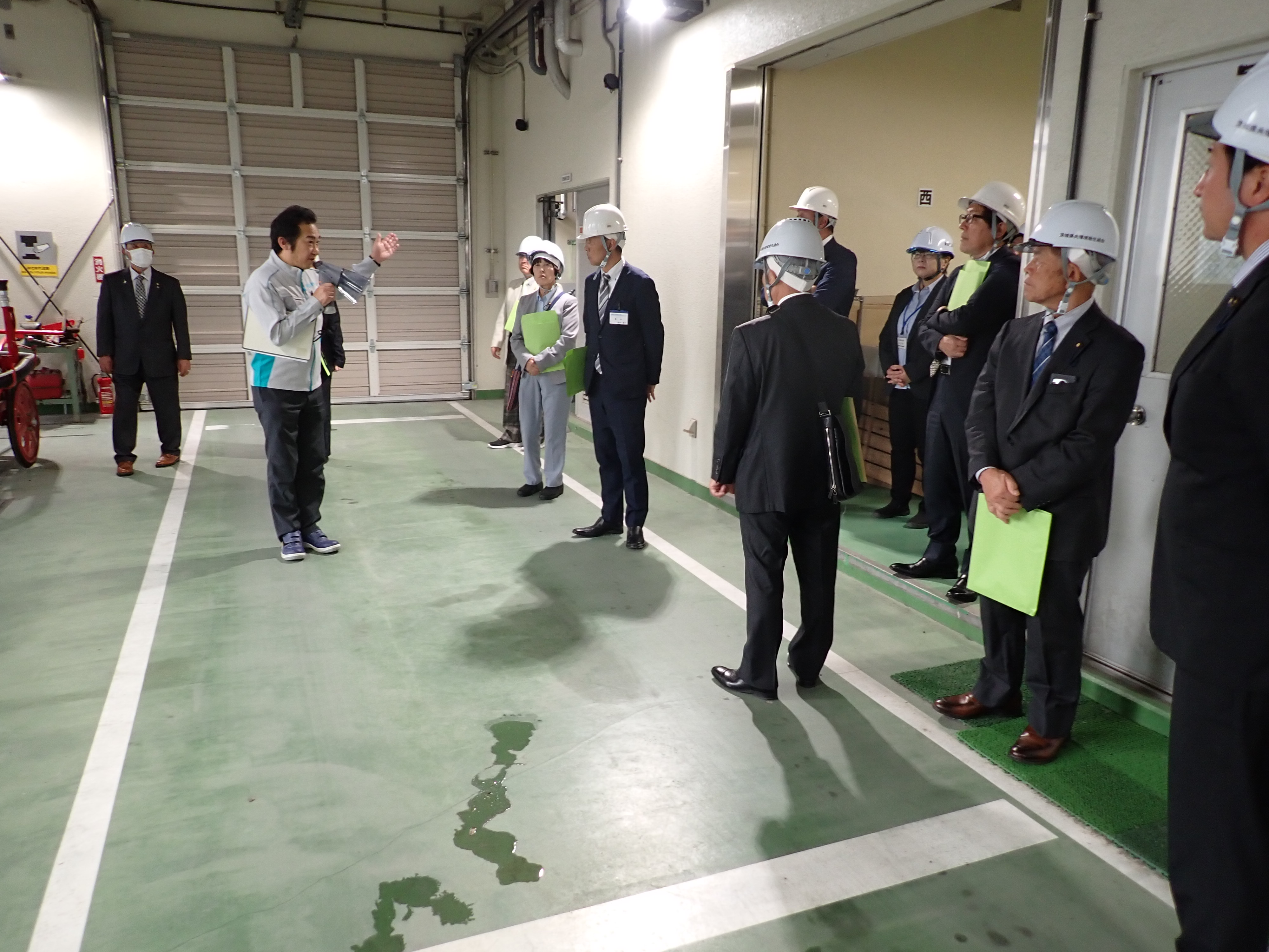 施設内見学の様子 施設内見学の様子